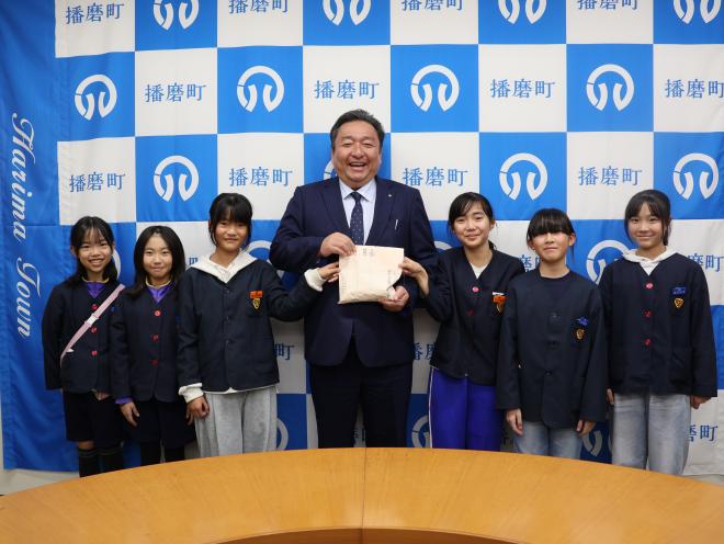 播磨南小学校から寄附金を受領