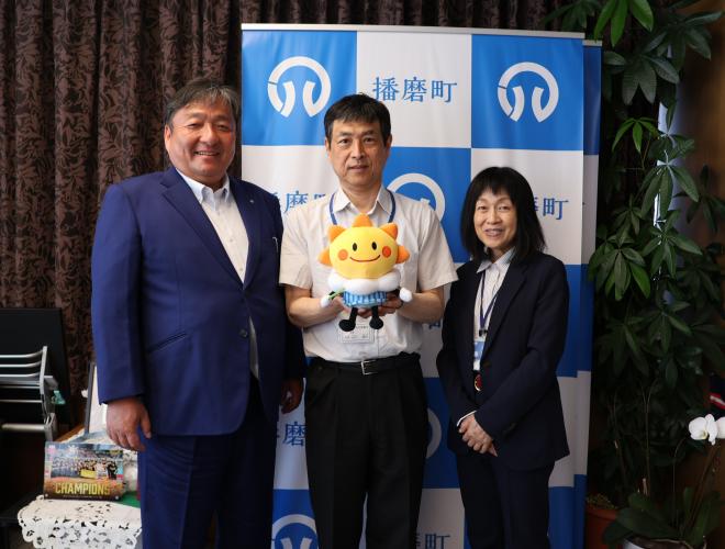 町長、神戸地方気象台長、教育長集合写真