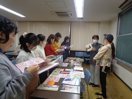 絵本を見せていただく