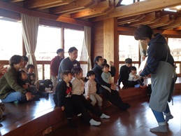 絵本の読み聞かせ