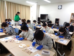 アイシングクッキーを作っているようす