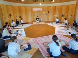 自己紹介をしているようす