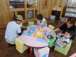 親子でちぎった色紙を貼って花火を作っている様子