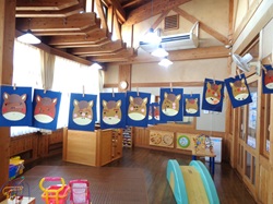 制作がたくさんぶら下がっているようす