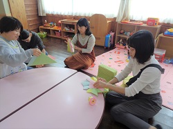 お母さんとかぶとを折るようす