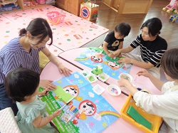 お母さんとカエルを作るようす