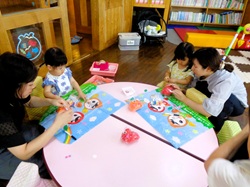 親子で制作をするようす