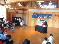 ほっこりちゃんが絵本の読み聞かせをしているようす