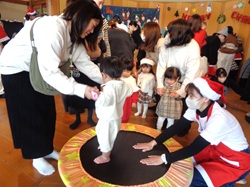 トランポリンをするようす