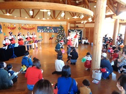 みんなでポンポンと楽器を持って合奏するようす