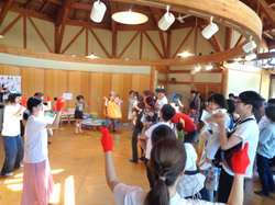 みんなで踊るようす