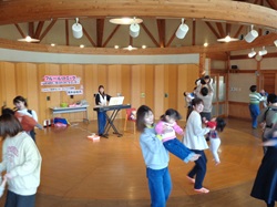 親子でリズム遊びを楽しむようす