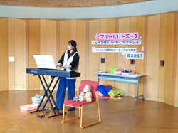 講師先生がキーボードを弾くようす