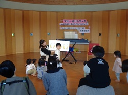 絵本の読み聞かせのようす