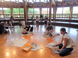 親子が新聞をびりびり破っているようす