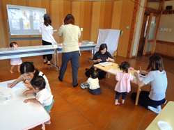 ママがシールを貼るようす