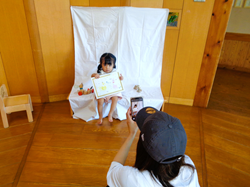 フォトブースで写真を撮るようす