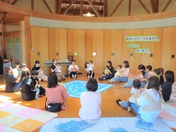 親子が輪になってわらべうたをするようす