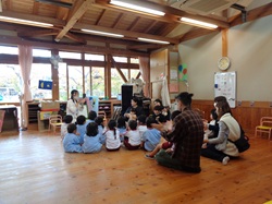 幼稚園のクラスで手遊びをするようす