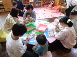 みんなで制作をするようす