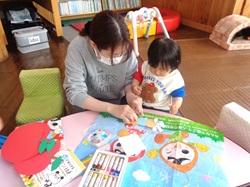 親子で制作をするようす