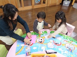 親子でバレンタインカードを作るようす