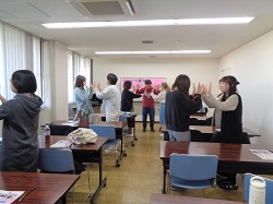 音楽に合わせてタッチをするようす