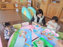 みんなで制作を楽しむようす