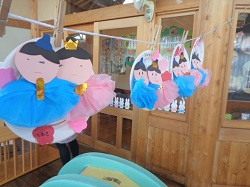 ひな飾りがぶら下がるようす