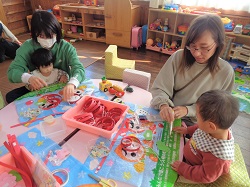 ママと一緒に制作をするようす