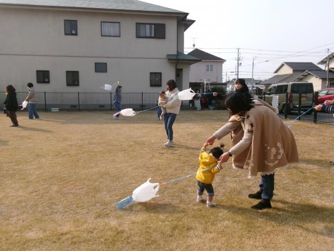 芝生で凧あげ