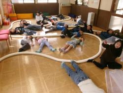 紙コップアートを楽しむ子どもたち