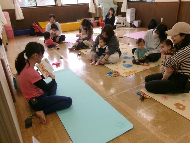 絵本の読み聞かせです。