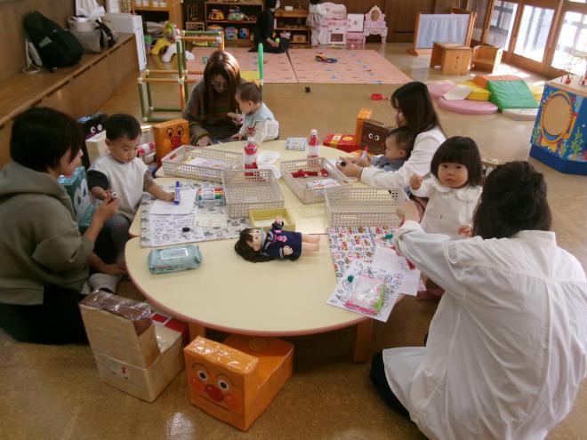 糸とおしツリーを作る様子