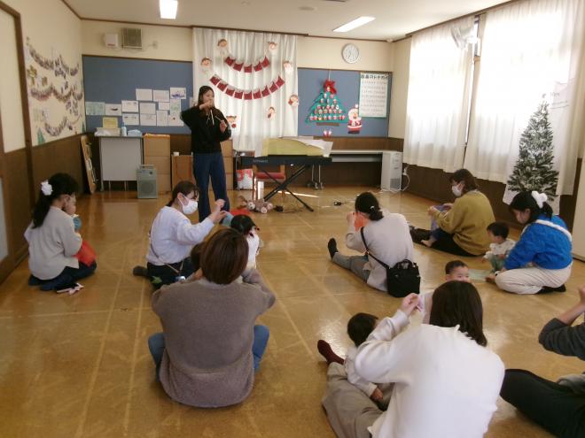 トライアングルでスカーフ遊び