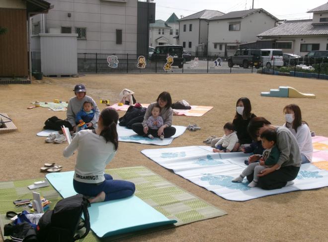 絵本の読み聞かせ